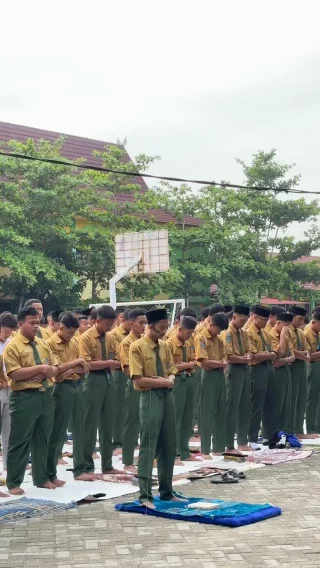 Instagram post from official.sman14pekanbaru. This post is in position 5.